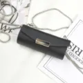 Zwarte cilindrische mini lipstick schoudertas met zilveren ketting stijlvolle mode accessoire - Cilindrische Leren Stijl
