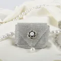 Silberne Strass-Mini-Gürteltasche mit Perlenkette und Kamelienblüte für Damenbekleidung. - Schwarz Blumig