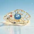 Detail van de lotusblad-broche met ingewikkeld gouden netwerk, blauwe kristal en kleurrijke stenen. - 1 Stuk/Verpakking (4.4x2.6cm) / Blauw