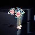Detalles en primer plano del broche abanico peonía esmalte con elegantes borlas de perlas. - Broche de Flor de Peonía Dorada / 5.2*7.8cm
