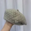 Detailansicht der Strickbarette mit Perlen Herz Brosche, weiche Textur und elegante Stildetails. - Gebrochenes Weiß