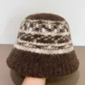 Brauner Strick-Fuzzy-Eimerhut mit vintage geometrischem Muster, warm, weich und stilvoll. - M (56-58cm) / Kaffeebraun