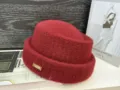 Rote Wollfischerhut Winter warme Wollmütze mit metallischer Musik Buchstaben Dekoration. - Rot