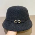 Klassischer dunkelgrauer Woll-Bucket-Hat mit schwarzem Ledergürtel und goldener Schnalle. - M (56-58cm) / Schwarz und Grau