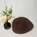 Dettaglio di berretto in maglia marrone, stile retro chic autunno inverno donna elegante - Caffè