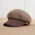 Detalle de gorra estilo marinero retro coreana, boina octogonal marrón primer plano elegante - Ajustable / Caqui