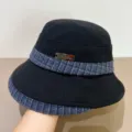 Λεπτομερής όψη του μαύρου μάλλινου καπέλου bucket με μπλε καρό γείσο και λογότυπο. - M (56-58cm) / Μαύρο