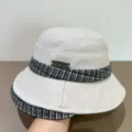 Λεπτομερής εικόνα χειμωνιάτικου καπέλου bucket από μαλλί, μπεζ ύφασμα και μεταλλικό λογότυπο. - M (56-58cm) / Ζαχαρί