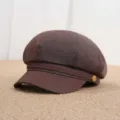 Vista detallada de la boina estilo retro marrón, con textura de tela fina y botón. - Ajustable / Café Oscuro