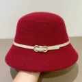 Roter Filz-Bucket-Hat mit schickem beigen Gürtel und Metallschnalle, stilvolles Herbst-Accessoire. - M (56-58cm) / Burgunderrot