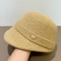 Detailansicht eines schicken khakifarbenen Strick-Bucket-Hats mit Metall-Logo für den Winter. - M (56-58cm) / Hellbeige