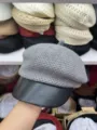 Graue Strick-Schiebermütze mit schwarzem Leder-Schirm, stilvolle Damen Herbst Winter Mütze. - Grau