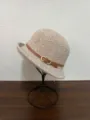 Gebreide wol-look bucket hat met bruine lederen riem en metalen gesp retro stijl - camel