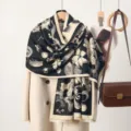 Nahaufnahme Detail von Vintage Jacquard Kaschmir-Gefühl Schal, elegante schwarz-beige Drapierung. - Mischfarbe