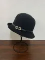 Zwarte wollen bucket hat elegante Franse vintage klokhoed met lederen riem en metalen gesp - Zwart