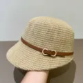 Stilvoller Damen Herbst Winter Strick Fischerhut mit braunem Gürtel und goldener Schnalle. - M (56-58cm) / Hellbeige