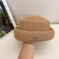 Elegante Damen Strick Cloche Mütze mit glitzerndem Strass Kamelie Brosche im Retro Stil. - Camel
