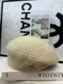 Nahaufnahme der beige hohlen Strickbarette mit feiner Textur und elegantem Metallanhänger. - Gebrochenes Weiß