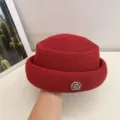 Eleganter roter Strick-Pillbox-Hut mit funkelnder Strass-Kamelien-Brosche fuer Damen Retro. - Rot