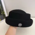 Schwarzer Strick Cloche Hut eleganter Vintage Dom Hut mit Kristall Kamelie Brosche - Schwarz
