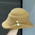 Nahaufnahme des eleganten Wollmischgewebe-Eimerhuts mit doppelter Perlenverzierung. - M (56-58cm) / Khaki
