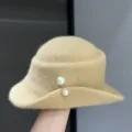 Detailansicht eines schicken Strick-Perlenhutes, elegantes Kunstwoll-Design für HerbstWinter. - M (56-58cm) / Hellbeige