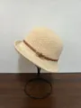 Beige gebreide bucket hat voor dames, herfst winter Franse vintage stijl met lederen band. - Melkwit