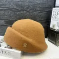 Stilvolle braune Kunstwolle Baret Mütze für Damen, perfekte Herbst und Winter Retro Modeaccessoire. - Camel