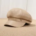 Vista detallada de la gorra baker boy de cuero PU beige con el botón metálico elegante. - Ajustable / Caqui