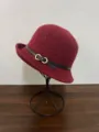 Chapeau cloche en laine rouge vin pour femmes, chapeau rétro élégant avec ceinture en cuir. - Rouge