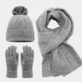 Conjunto de punto gris con gorro de pompón, bufanda acogedora y guantes táctiles. - Gris