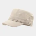 Vista detallada de una gorra plana casual de lino en color beige con ojales metálicos. - Ajustable / Beige
