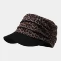 Vista detallada de una gorra plana retro con estampado de leopardo y visera negra. - Talla única / Negro