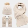 Conjunto de punto de invierno de 3 piezas con gorro de pompón bufanda y guantes táctiles cálidos. - Beige