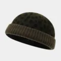 Primo piano dettagliato del berretto docker in maglia leopardata con raffinata tesa a coste. - Taglia unica / Verde militare