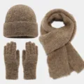 Vista detallada de la textura acogedora del gorro, la bufanda y los guantes de tejido bouclé. - Caqui