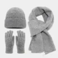 Detalle de tejido de punto gris con patrón de ondas y lentejuelas en gorro, bufanda y guantes. - Gris