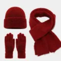 Conjunto de gorro bufanda y guantes de invierno de felpa roja vista detallada, material cálido - Burdeos