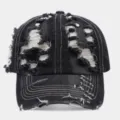Primer plano detalle de la gorra de béisbol de denim negro lavado con roturas y uso. - Ajustable / Negro