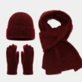 Vista detallada del set de invierno rojo oscuro con gorro, bufanda y guantes de lentejuelas. - Burdeos