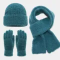 Vista detallada del juego de gorro bufanda y guantes de punto suave y cálido en azul. - Verde pavo real