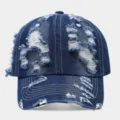 Vista detallada de la gorra de béisbol de mezclilla desgastada con roturas y lavado. - Ajustable / Azul marino