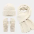 Detalle de conjunto gorro bufanda y guantes táctiles de punto polar invierno. - Beige