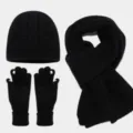 Vista detallada del conjunto de gorro de punto negro, guantes táctiles y bufanda cálida. - Negro
