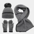 Elegante conjunto de invierno de punto gris con gorro de pompón, bufanda y guantes sin dedos. - Gris
