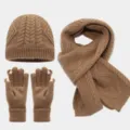 Vista de cerca detallada del conjunto de gorro, bufanda y guantes de punto de ochos. - Caqui