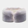 Detalle de diadema de pelo sintético suave, orejera cálida de invierno textura cerca. - Gris