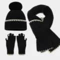 Detalle del conjunto de invierno de punto con gorro, bufanda y guantes sin dedos negros. - Negro