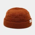 Bruine gebreide miki muts met getextureerd patroon en klein stijlvol geweven label. - Eén maat / Karamel