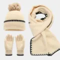 Conjunto de punto beis con gorro con pompón, bufanda larga y guantes sin dedos para el invierno. - Beige